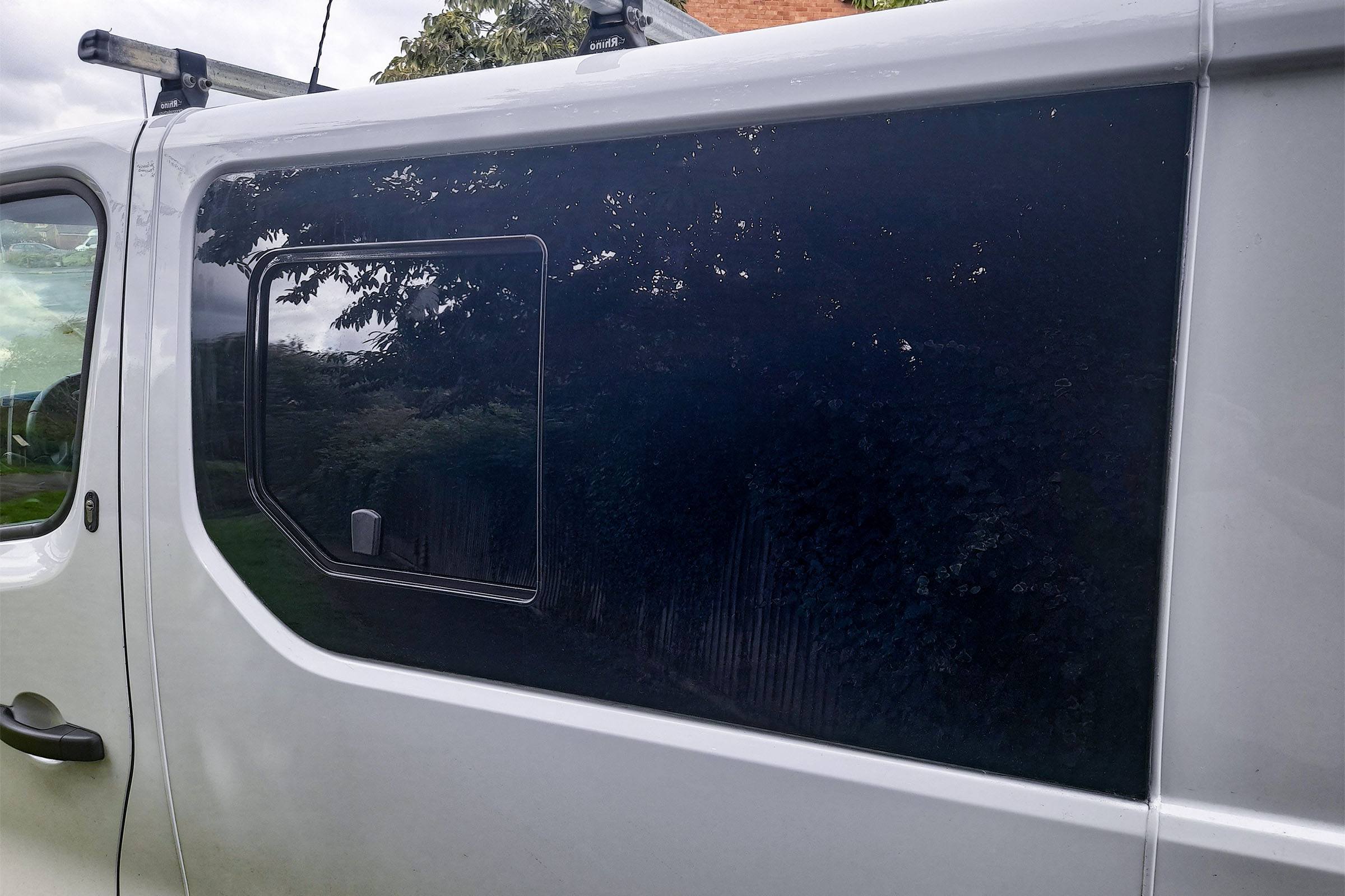 Trafic/Vivaro/NV300 X82 (2014 >) N/S/F Opening Window in Privacy Tint - Image 3