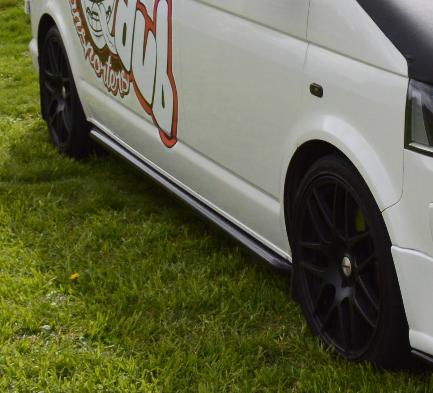 T5/T5.1/T6/T6.1 Gloss Black Sportline Style Sidebars SWB - Image 2