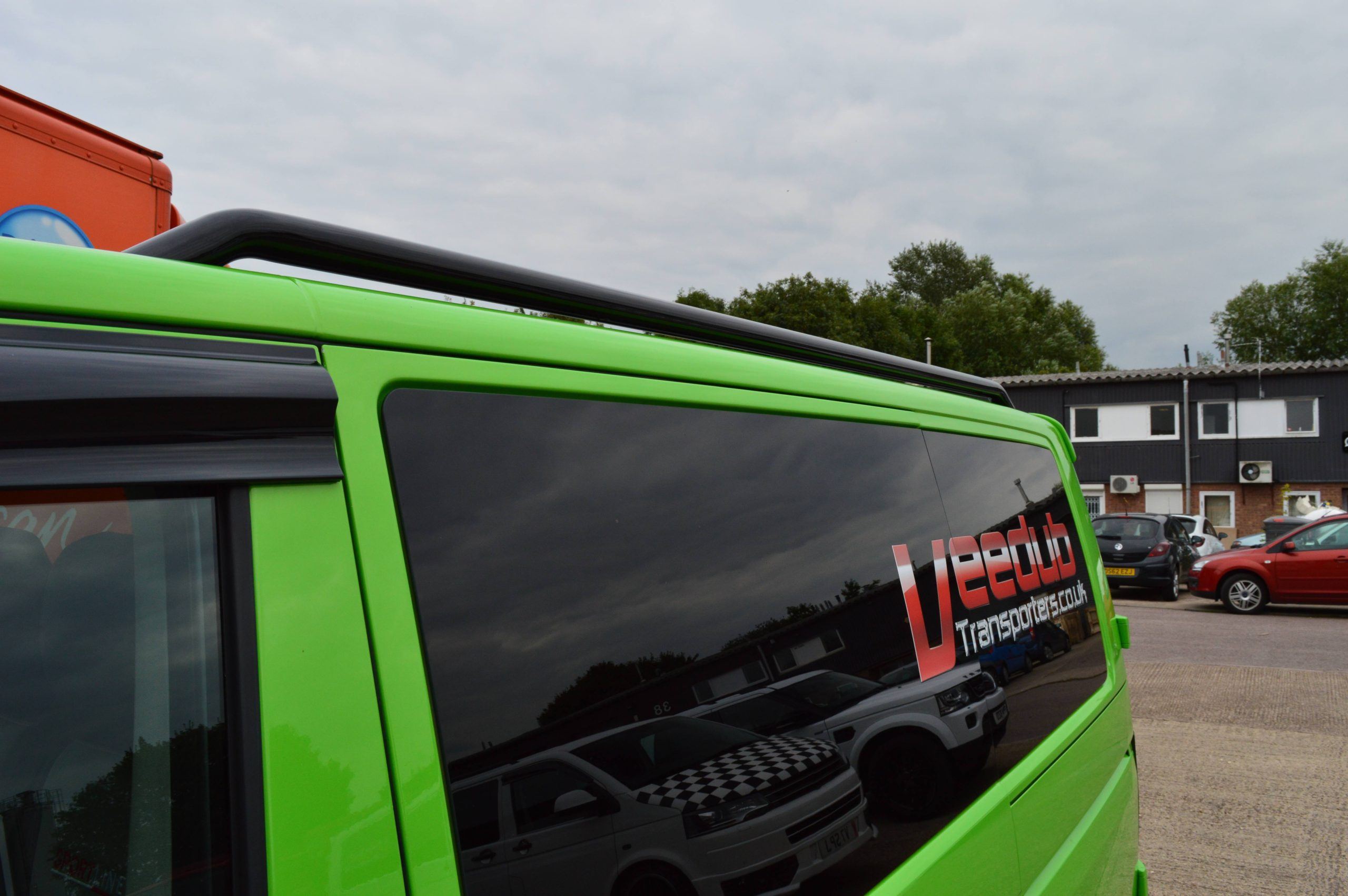 T5/T5.1/T6/T6.1 42mm Gloss Black Steel Roof Bars - SWB - Image 4