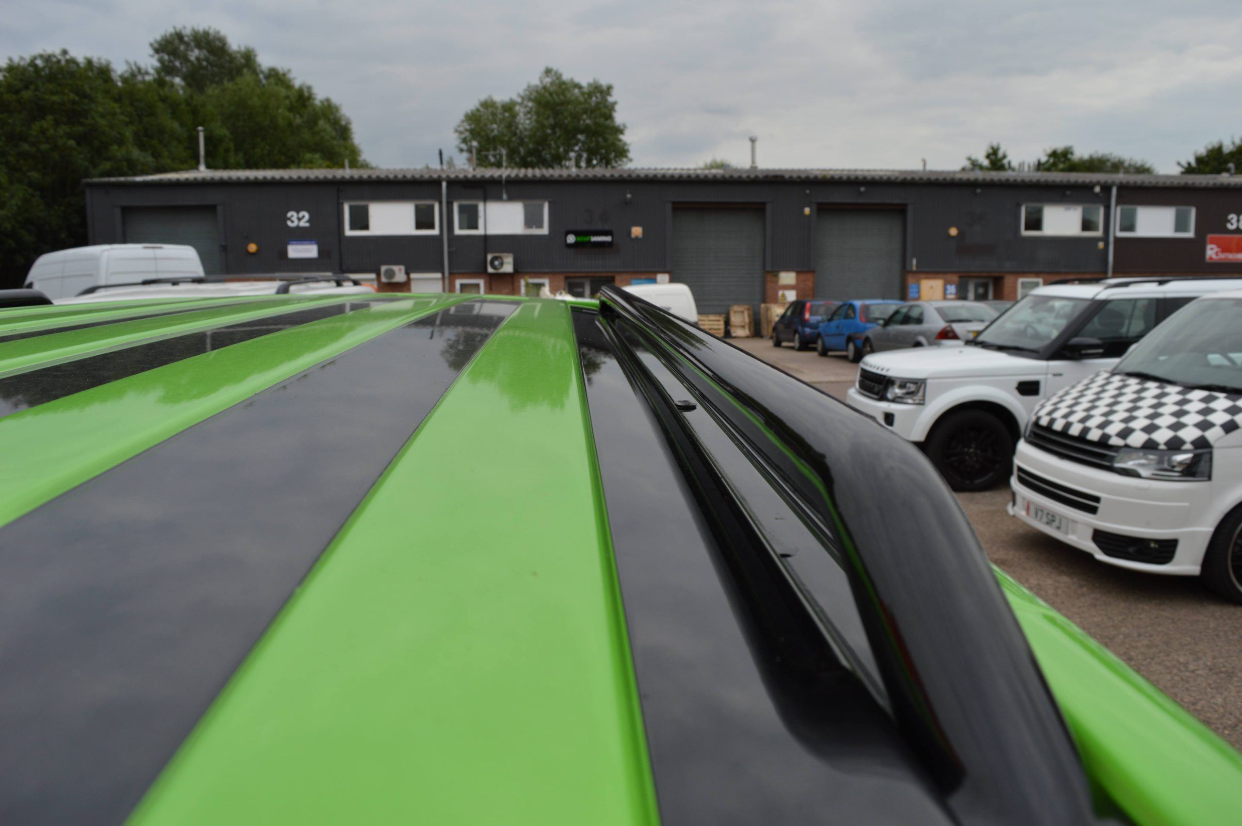 T5/T5.1/T6/T6.1 42mm Gloss Black Steel Roof Bars - LWB - Image 4