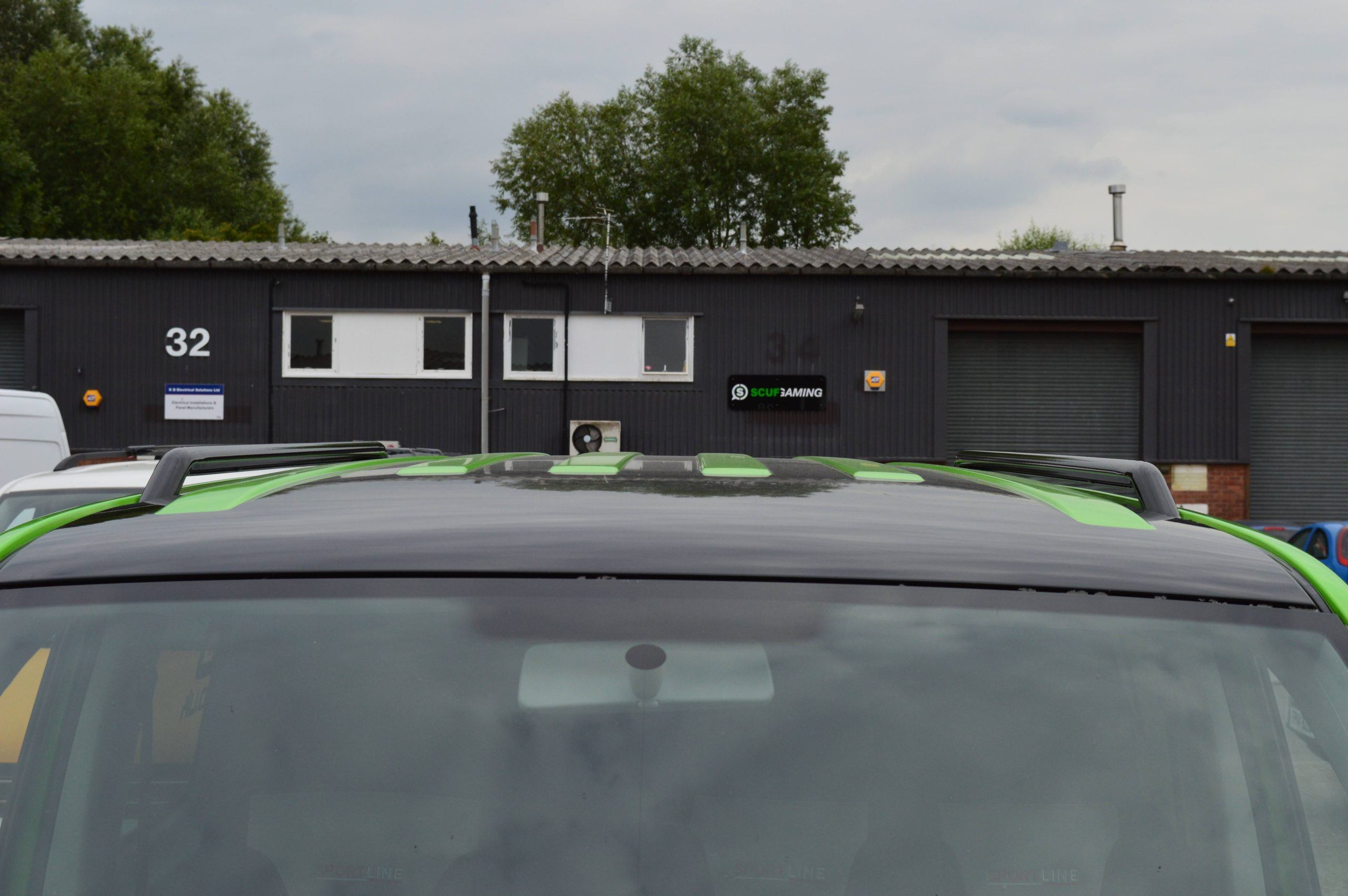 T5/T5.1/T6/T6.1 42mm Gloss Black Steel Roof Bars - LWB - Image 5