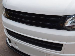 Alternative view of T5.1 Facelift 2010> Badgeless Front Grille Gloss Black