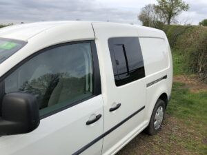 VW Caddy Maxi 2008> N/S/F Opening Window in Privacy Tint - Image 3