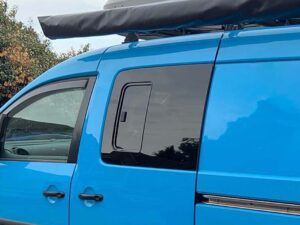 Alternative view of VW Caddy Maxi 2008> N/S/F Opening Window in Privacy Tint