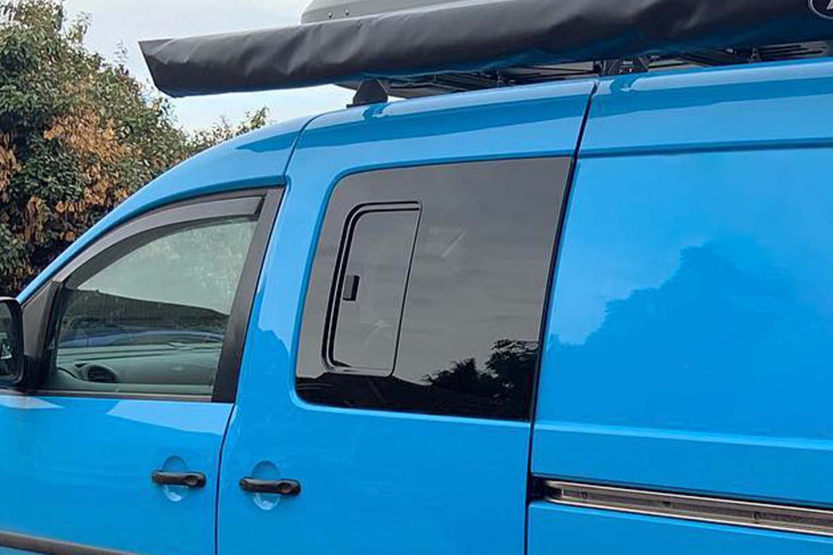 VW Caddy Maxi 2008> N/S/F Opening Window in Privacy Tint - Image 2