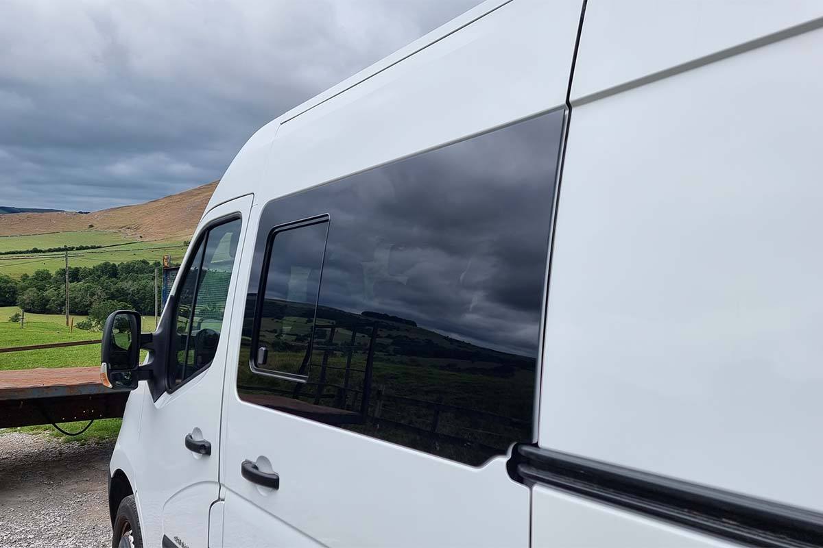 Nissan NV400 2011 - 2024 N/S/F (MWB/LWB/XLWB) Opening Window In Privacy Tint - Image 3