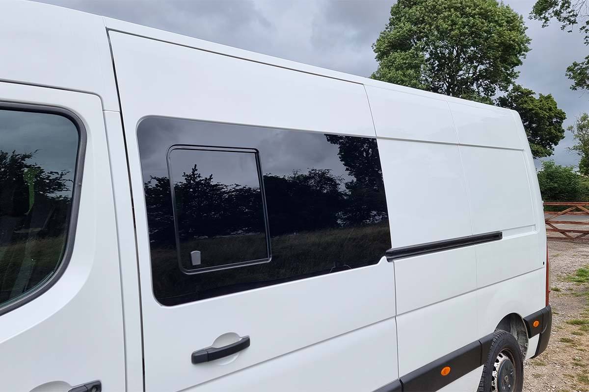 Nissan NV400 2011 - 2024 N/S/F (MWB/LWB/XLWB) Opening Window In Privacy Tint - Image 2