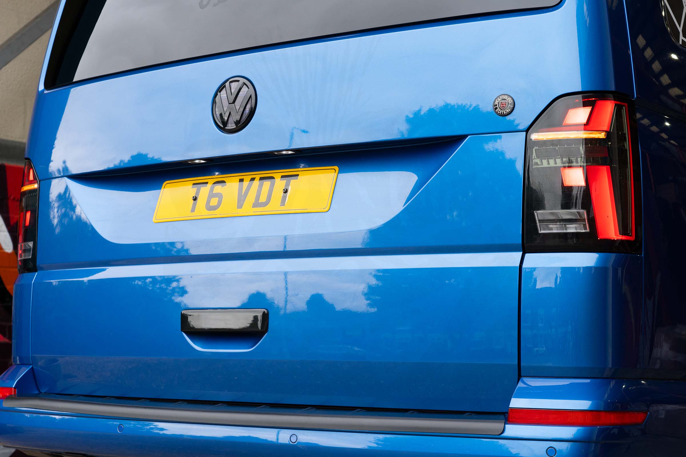 VW T6.1 Smoked LED Rear Lights With Dynamic Indicator – Tailgate - Image 4