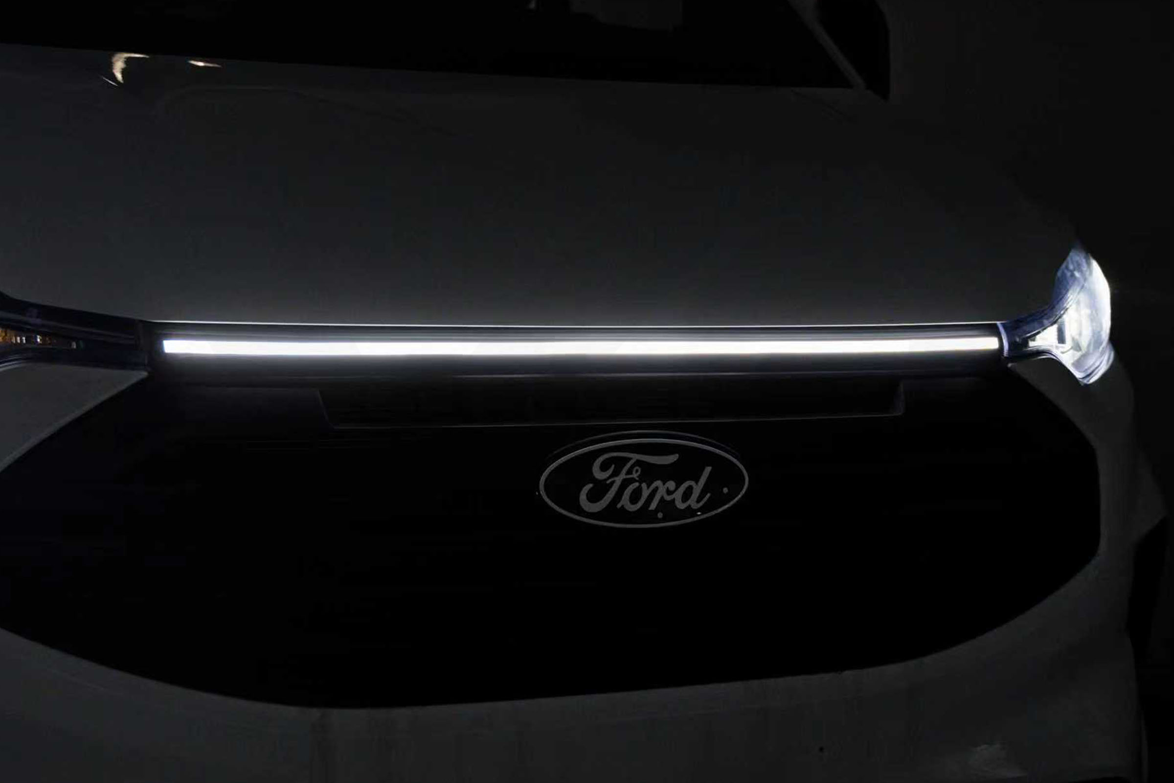 Transit Custom 24> LED Grille Light Bar (Bright White) - Image 3