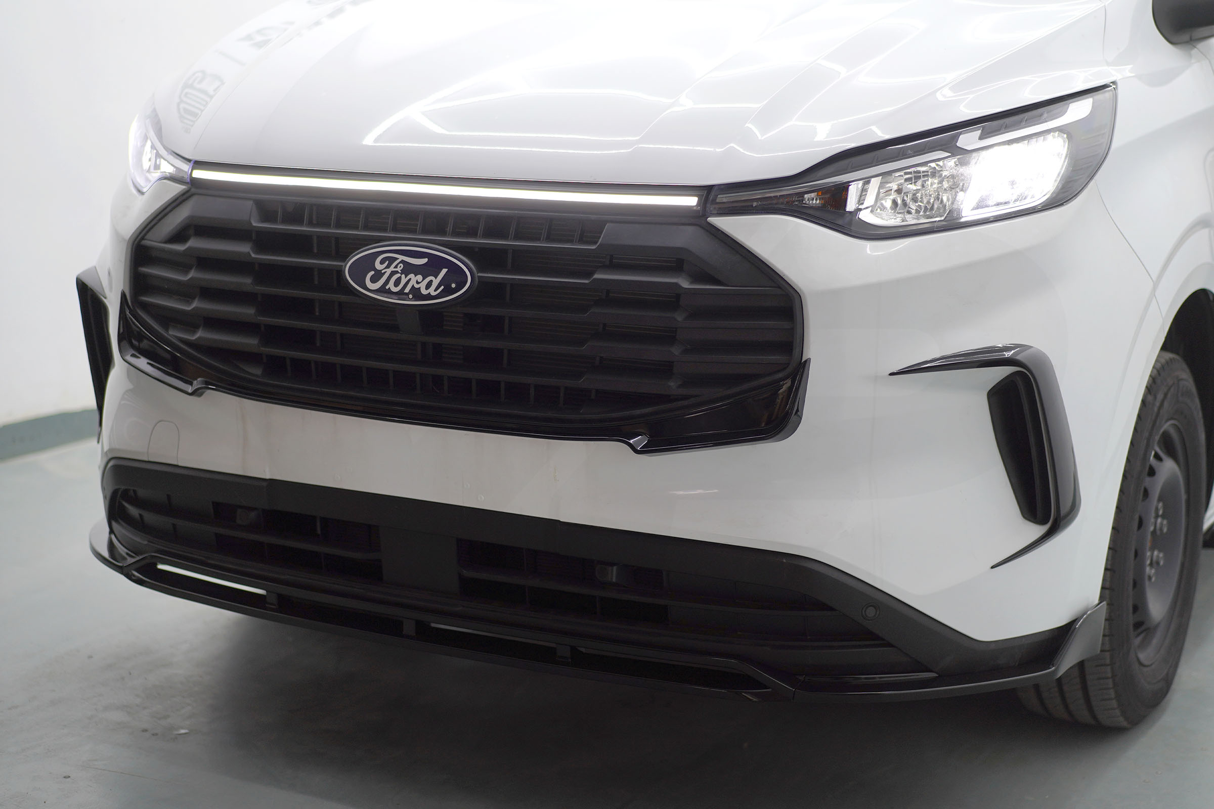 Transit Custom MK2 (2024>) Low Profile Front Canards (Gloss Black)
