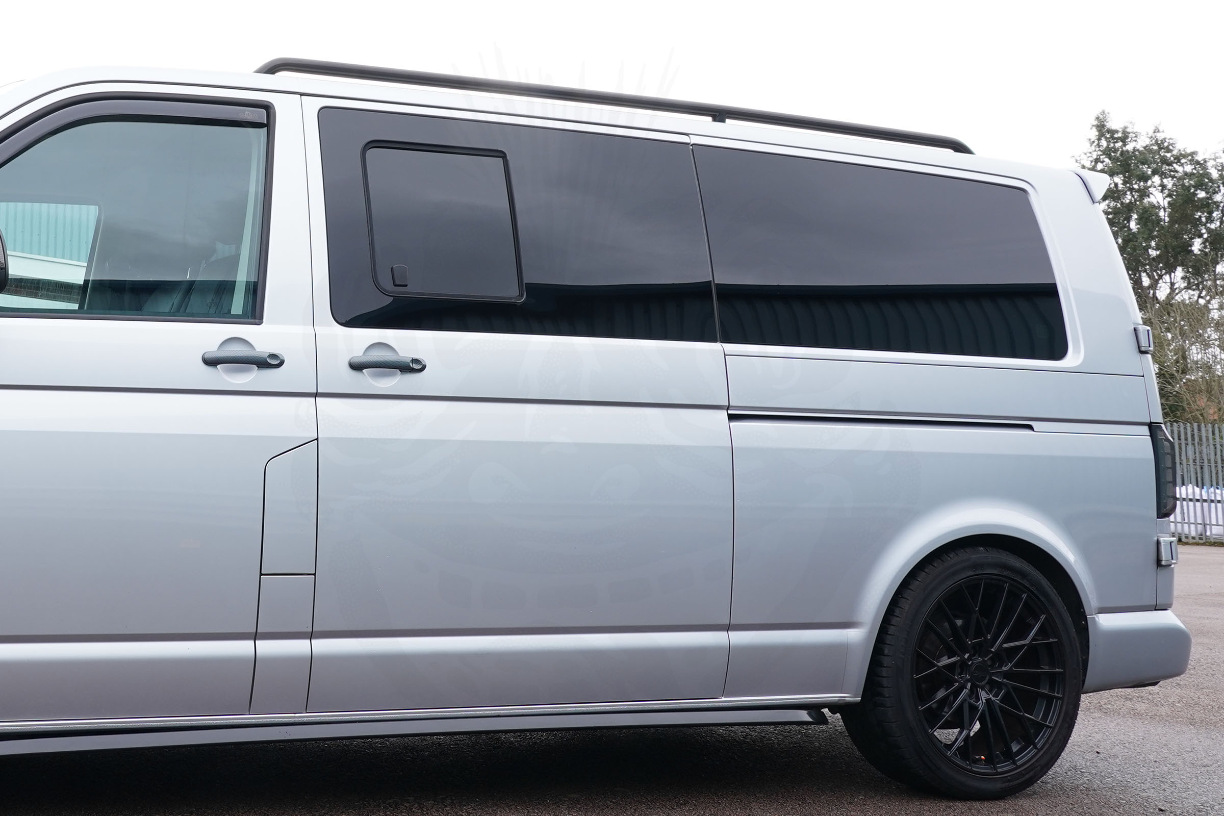 T5/T5.1/T6/T6.1 42mm Gloss Black Stainless Steel Roof Bars - LWB - Image 2
