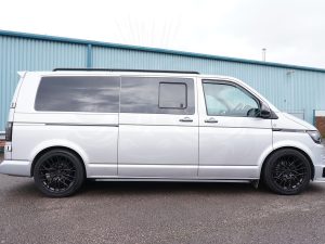 T5/T5.1/T6/T6.1 42mm Gloss Black Stainless Steel Roof Bars - LWB - Image 3