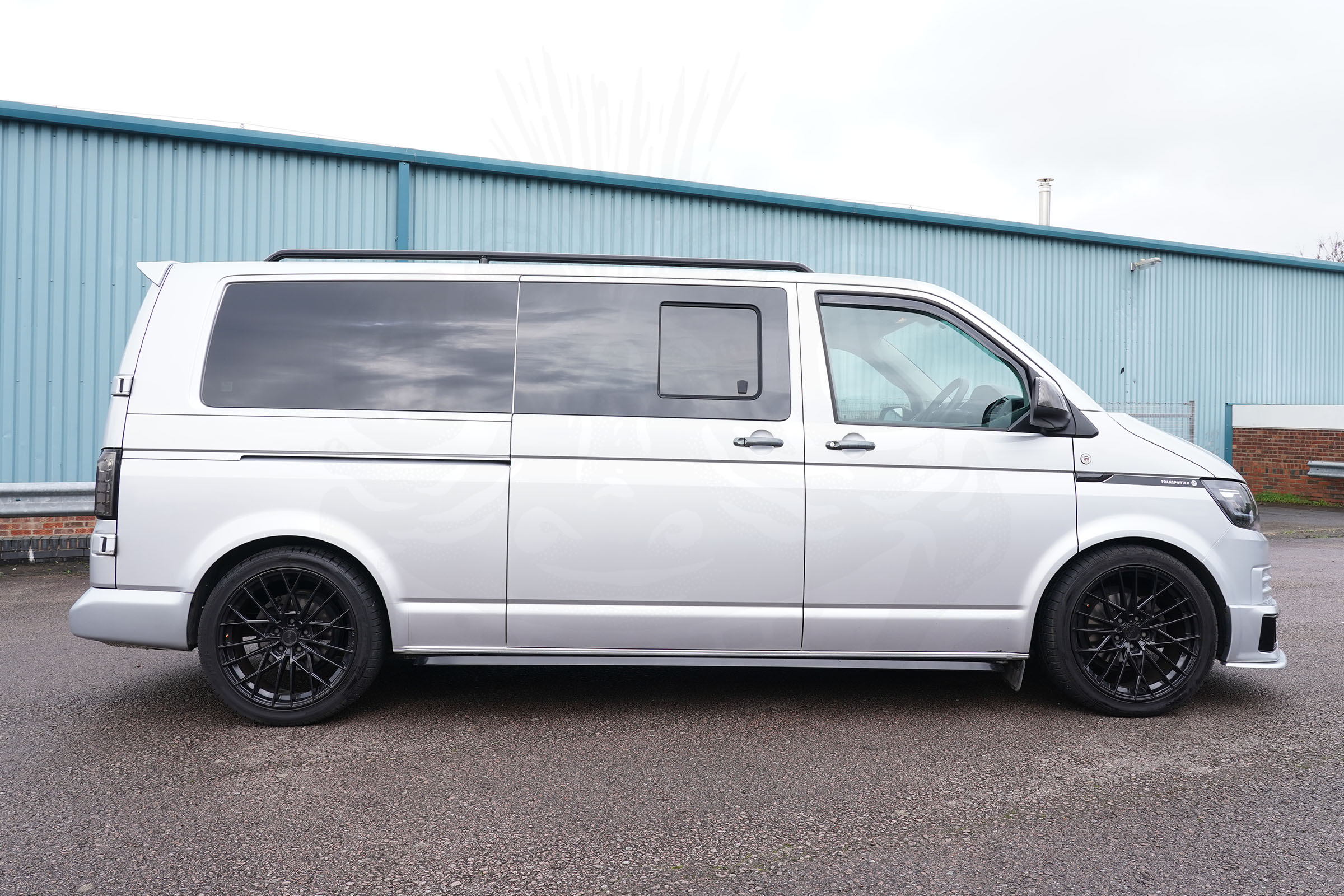 T5/T5.1/T6/T6.1 42mm Gloss Black Stainless Steel Roof Bars - LWB - Image 3