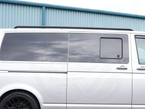 T5/T5.1/T6/T6.1 42mm Gloss Black Stainless Steel Roof Bars - LWB - Image 4