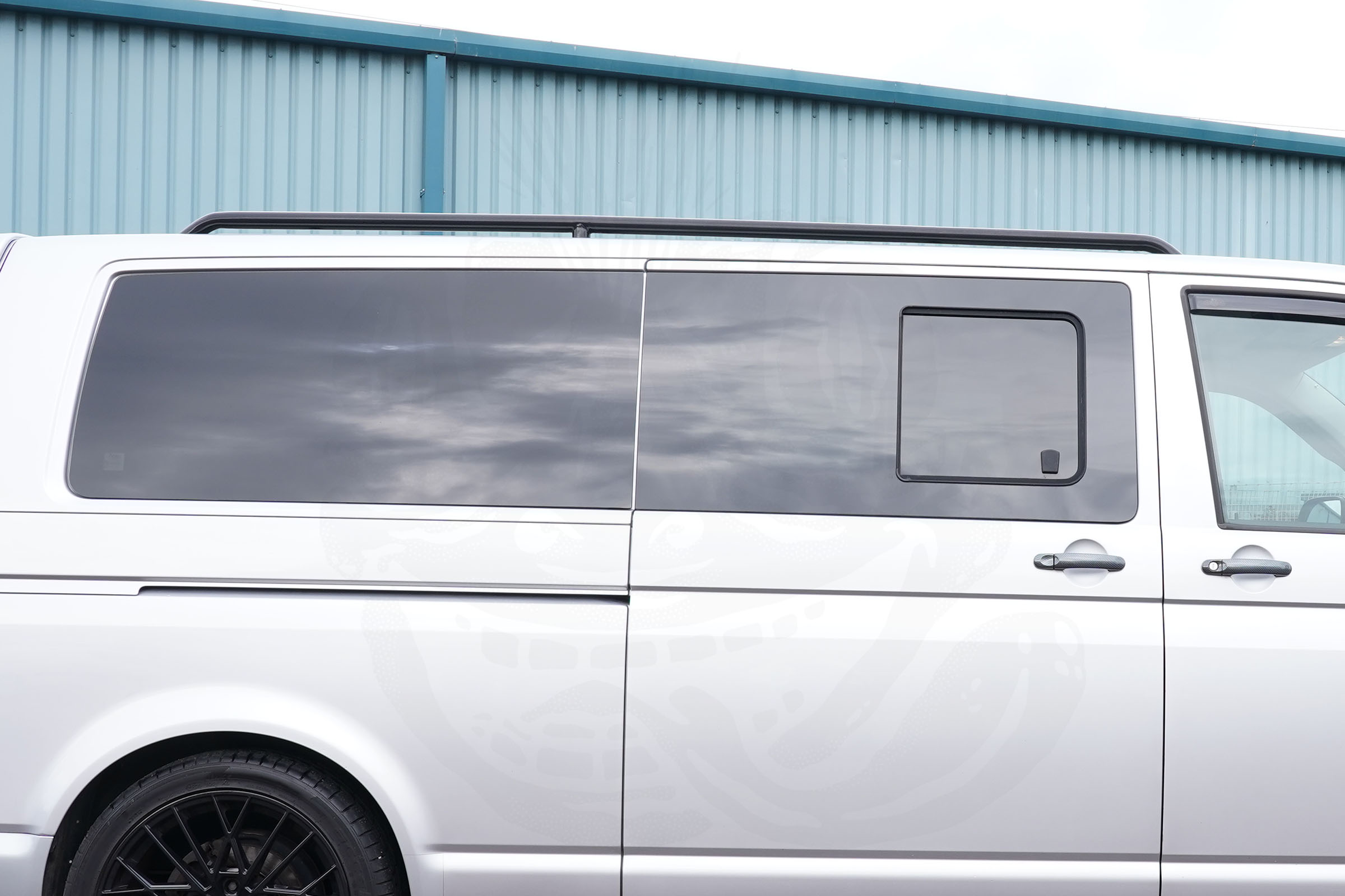 T5/T5.1/T6/T6.1 42mm Gloss Black Stainless Steel Roof Bars - LWB - Image 4