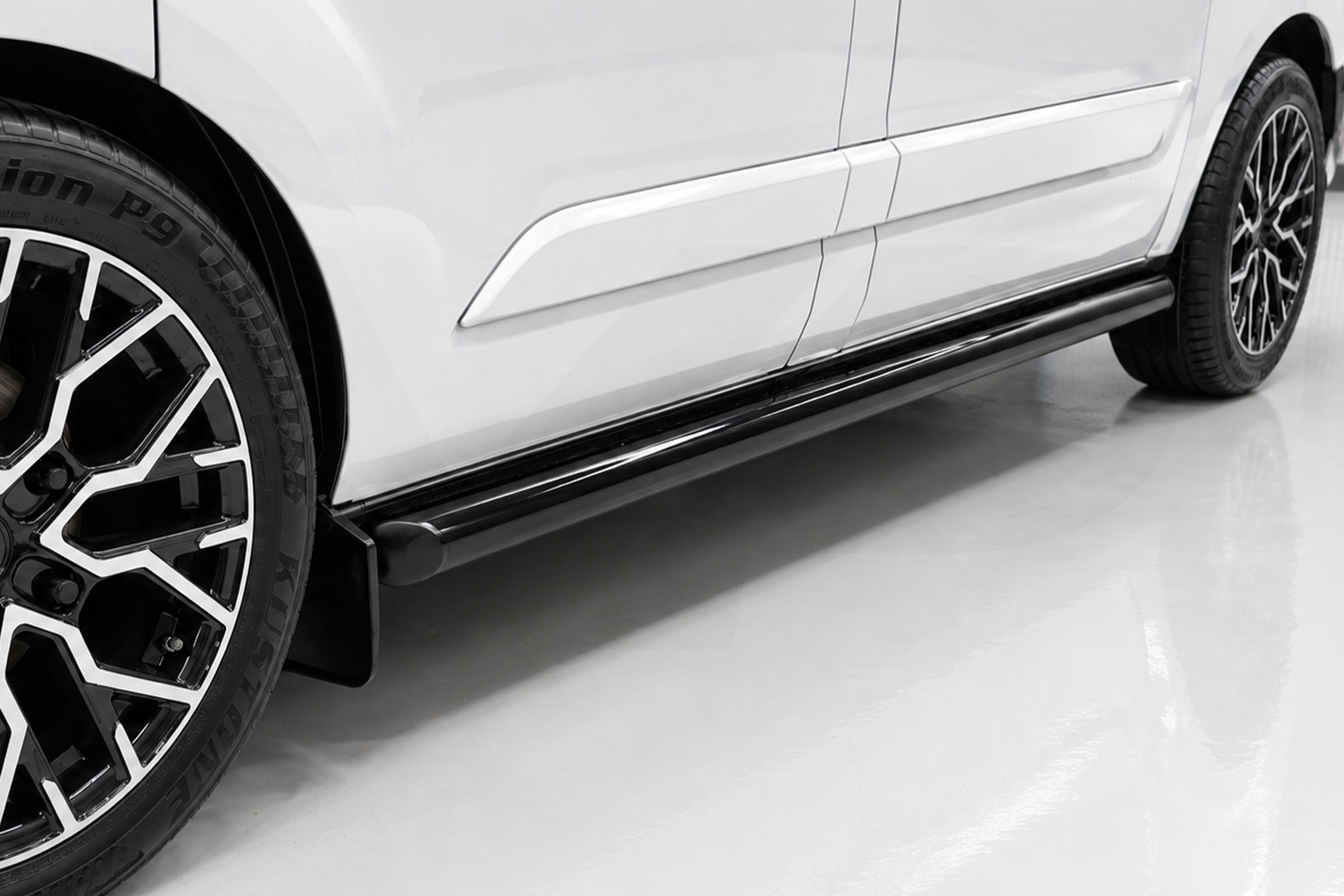 Ford Transit Custom (13-23) Gloss Black 70mm Streamline Angled Side Bars - SWB - Image 2